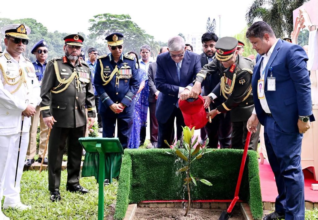 জাতীয় স্মৃতিসৌধে পুষ্পস্তবক অর্পণ করেন ২৩তম মহামান্য রাষ্ট্রপতি মির্জা ফখরুল ইসলাম আলমগীর
