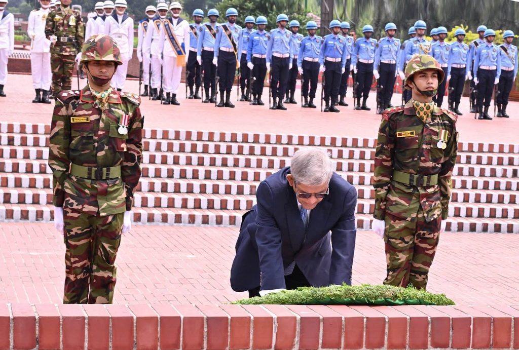 জাতীয় স্মৃতিসৌধে পুষ্পস্তবক অর্পণ করেন ২৩তম মহামান্য রাষ্ট্রপতি মির্জা ফখরুল ইসলাম আলমগীর