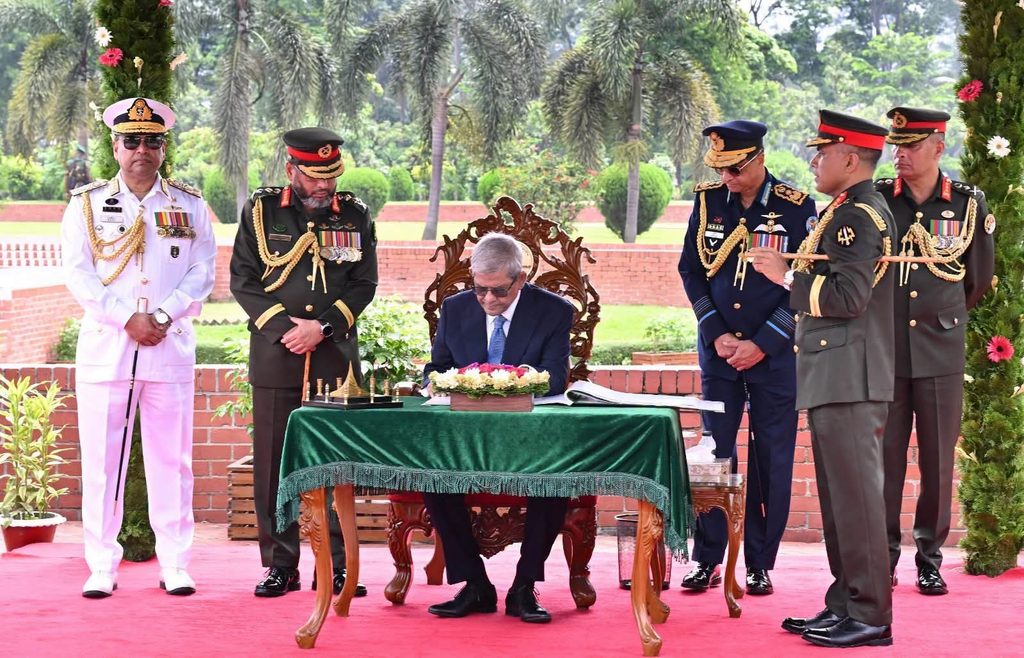 জাতীয় স্মৃতিসৌধে পুষ্পস্তবক অর্পণ করেন ২৩তম মহামান্য রাষ্ট্রপতি মির্জা ফখরুল ইসলাম আলমগীর