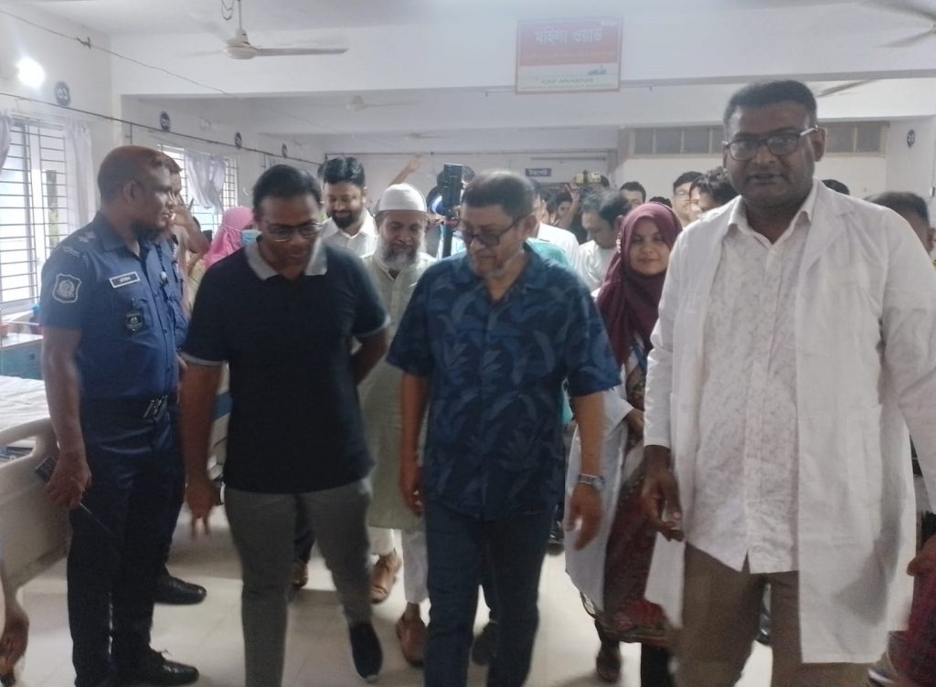 হঠাৎ কালাইয়ে স্বাস্থ্যমন্ত্রী, ঘুরে দেখলেন ওয়ার্ড, নিলেন সেবার খোঁজ