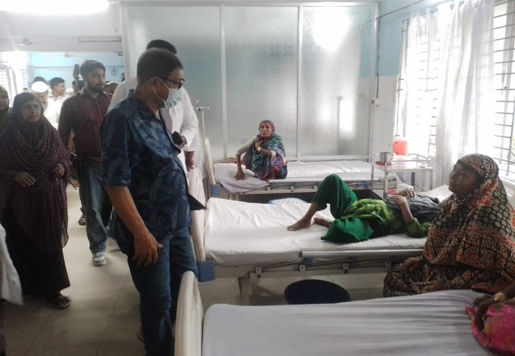 হঠাৎ কালাইয়ে স্বাস্থ্যমন্ত্রী, ঘুরে দেখলেন ওয়ার্ড, নিলেন সেবার খোঁজ
