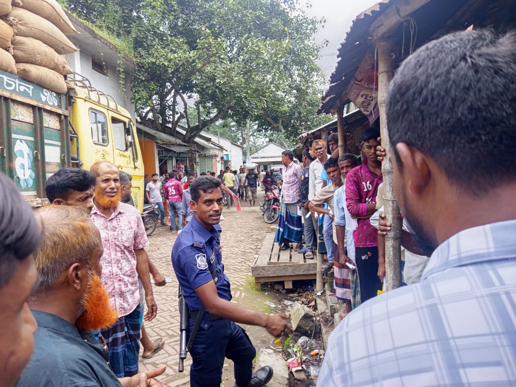 মাগুরার আলমখালী বাজারে অবৈধ সার মজুদের দায়ে জরিমানা, জব্দ ৭৯ বস্তা
