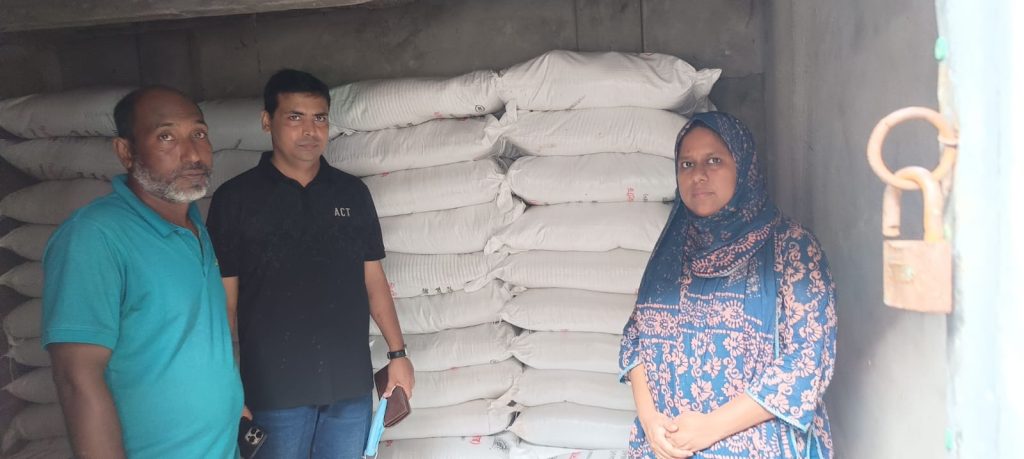 মাগুরার আলমখালী বাজারে অবৈধ সার মজুদের দায়ে জরিমানা, জব্দ ৭৯ বস্তা