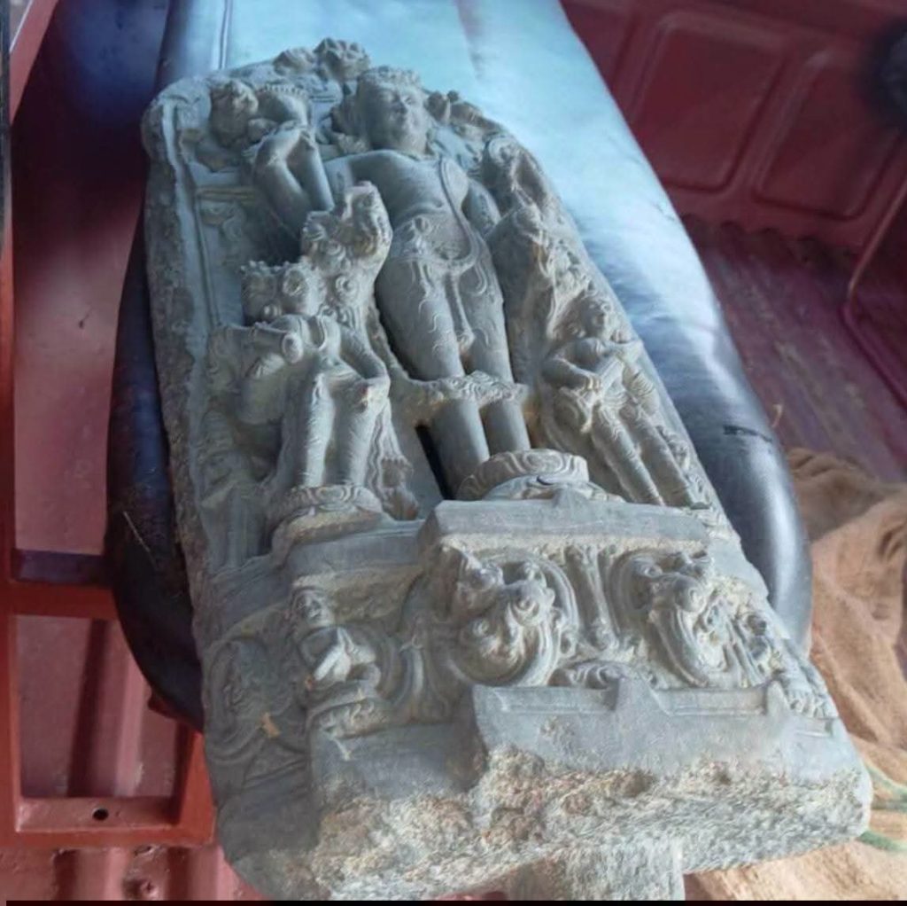 গোবিন্দগঞ্জ থেকে ভারতে পাচারকালে ২টি কষ্টিপাথরের মূর্তি উদ্ধার, আটক ৩