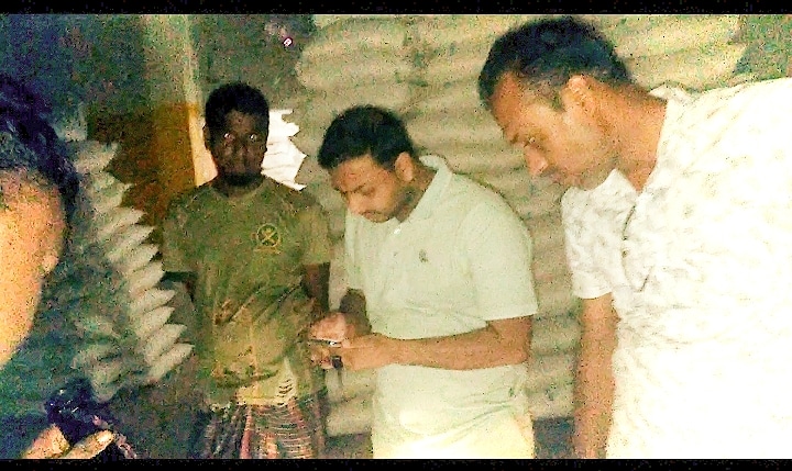 ভোলাহাটে জৈবসার প্রয়োগের পর কৃষকের ২ বিঘা জমির শসার চারা নষ্ট, দিশেহারা সমির